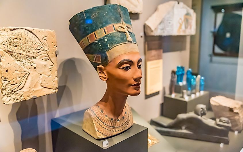  Plaster cast of the bust of Nefertiti in the National Museum of Scotland