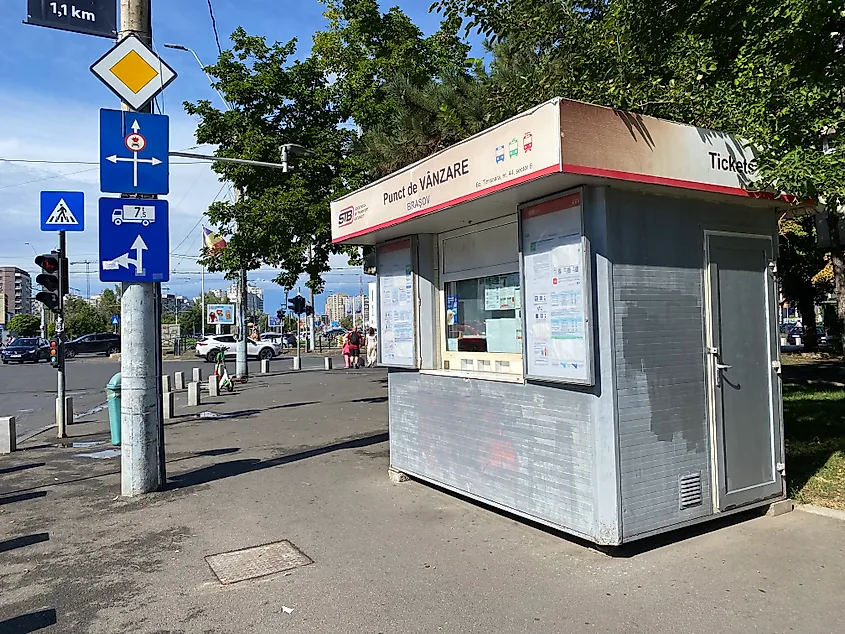 A grey transit purchase station with Romanian text on it.