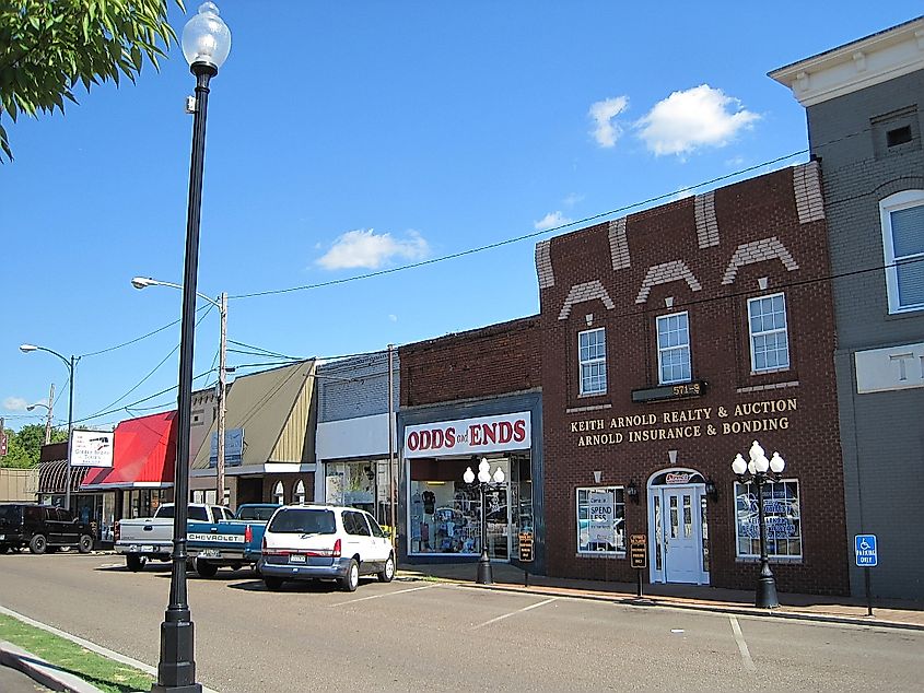 Downtown Camden, Tennessee. By Thomas R Machnitzki (thomas@machnitzki.com) - Own work, CC BY 3.0, Wikimedia Commons.