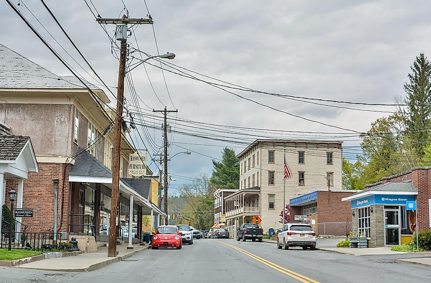 Вид на главную улицу в Нарроуссбурге, штат Нью-Йорк, в сторону исторического здания отеля Arlington, Alizada Studios / Shutterstock.com