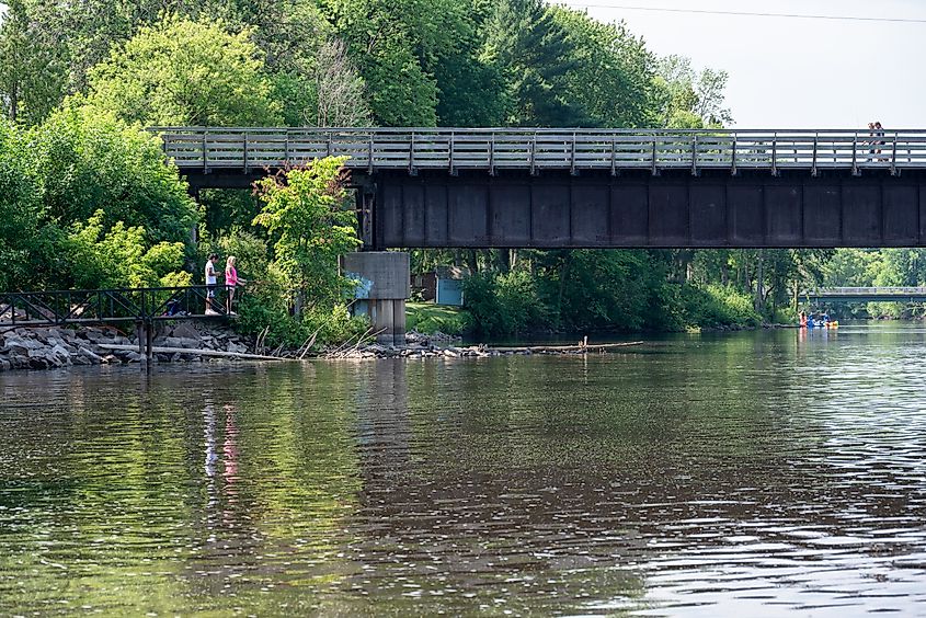 People fishing along the Wolf River in Shawano, Wisconsin. Editorial Credit: Ilia Bordiugov, Shutterstock.com