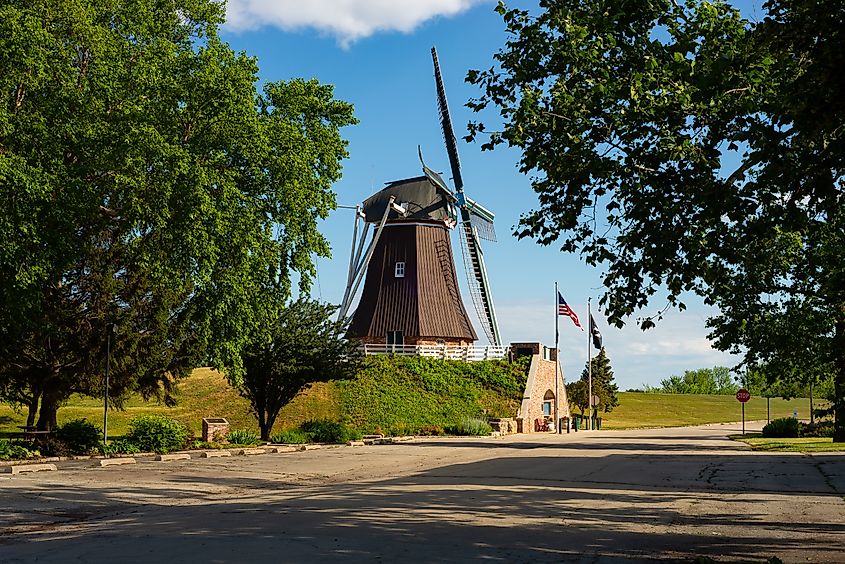 De Immigrant Windmill surrounded by trees in Fulton, Illinois. Editorial credit: Eddie J. Rodriquez / Shutterstock.com