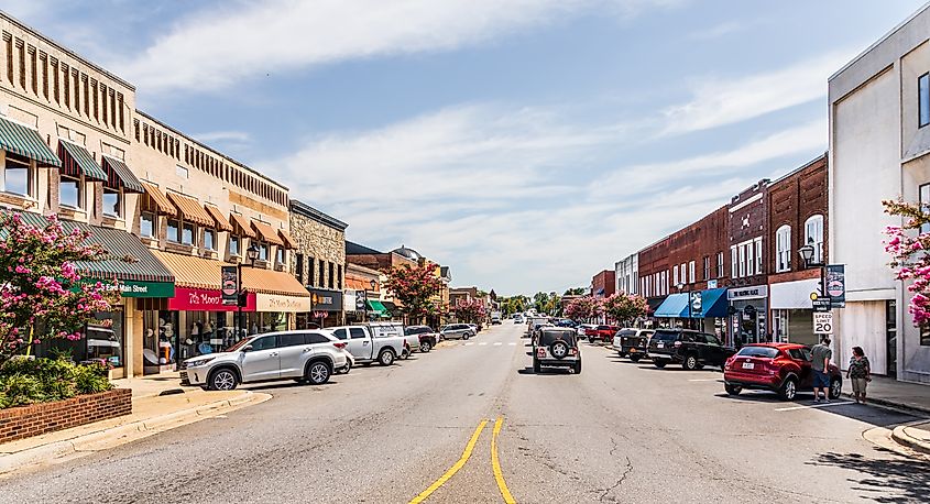 LiNCOLNTON, NC, USA-9 AUGUST 2019: A view down main street on a sunny, summer day, with people and cars.