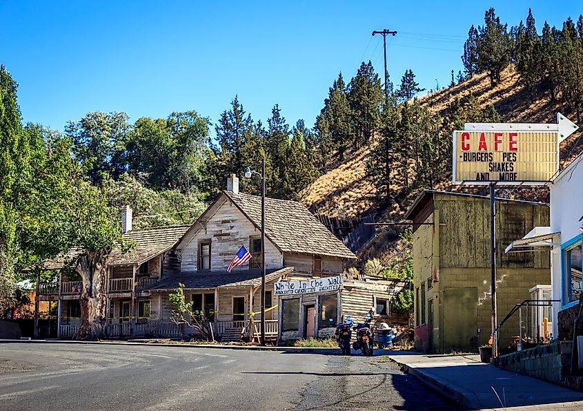 A street view in rural Mitchell, Oregon, via Michael Overstreet / Shutterstock.com