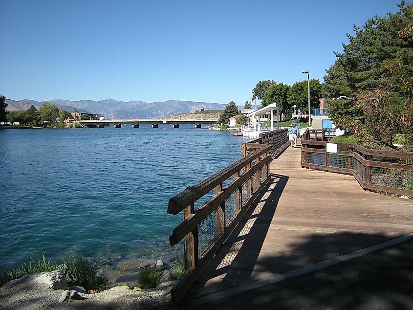 The Chelan river walk in Washington, By Joe Mabel, CC BY-SA 3.0, https://commons.wikimedia.org/w/index.php?curid=4768935