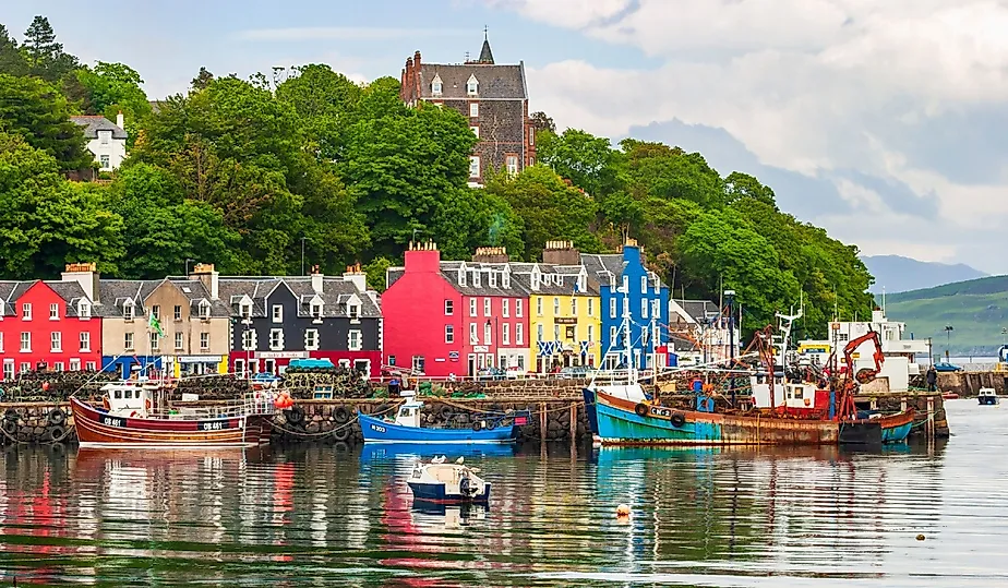 Port with boats in Tobermory in Scotland. Image credit Lasse Johansson via Shutterstock.