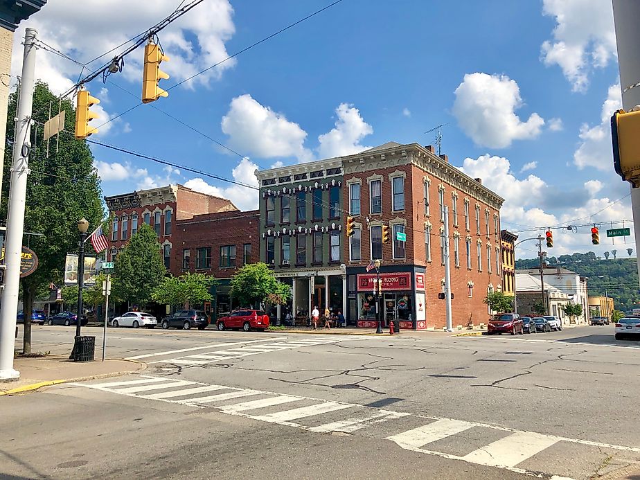 People walking along downtown Madison in Indiana. By Warren LeMay from Cullowhee, NC, United States - Main Street, Madison, IN, CC0, Wikimedia Commons.