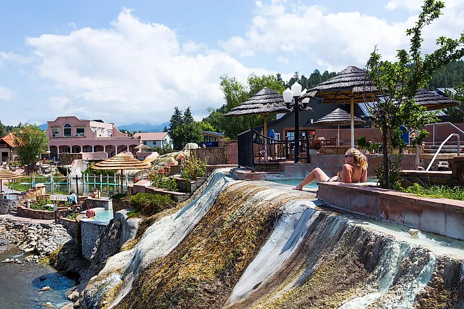 Pagosa Springs, Colorado: People relaxing in popular resort the Springs, San Juan river hot springs