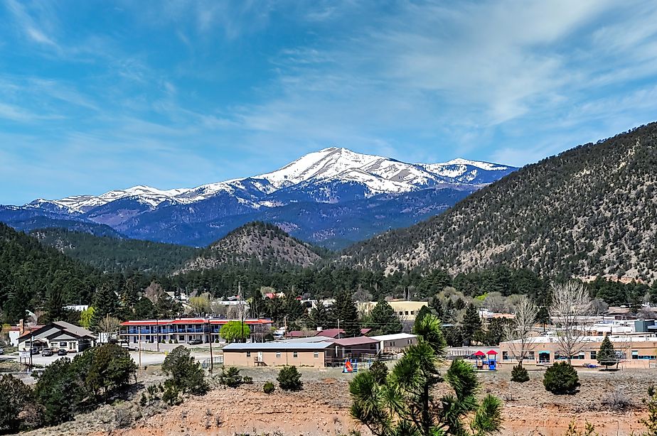 Sierra Blanca from downtown Ruidoso, New Mexico. By Beatnik Photos, CC BY 2.0, Wikimedia Commons