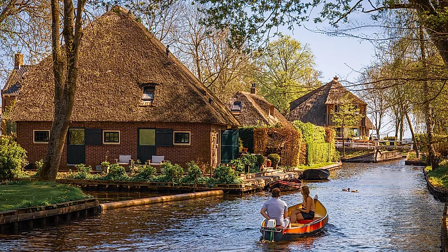 Old town Giethoorn canals, Netherlands. Via Shutterstock / Maurizio de Mattei.