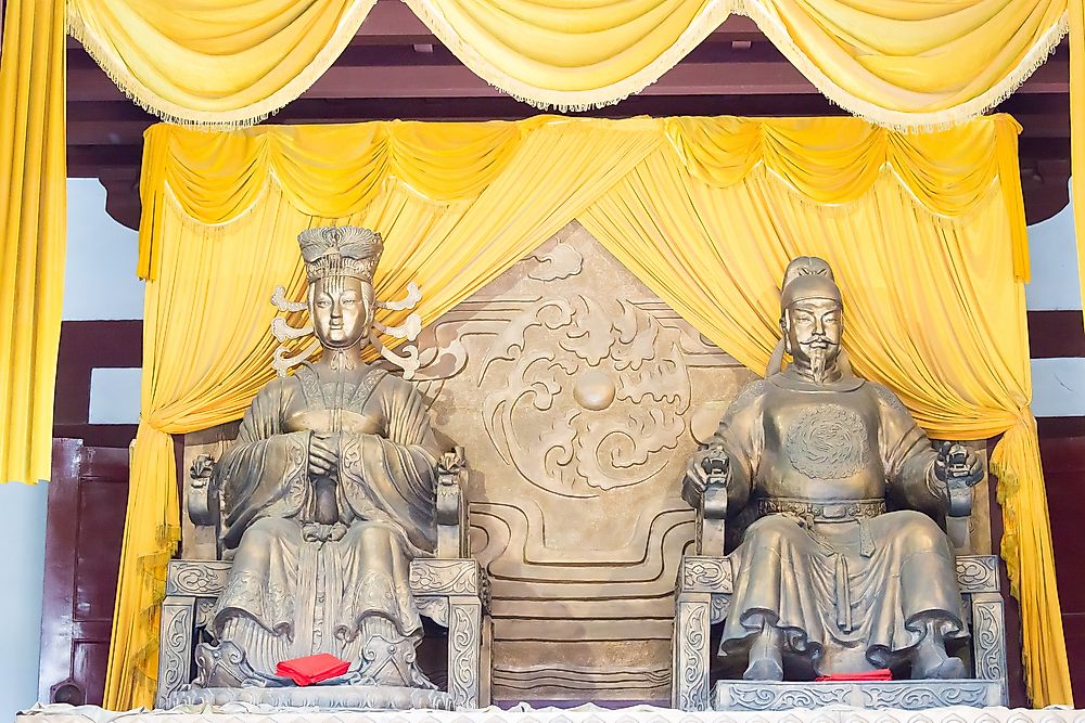 Statues of Wu Zetian and Emperor Gaozong at Huangze Temple.