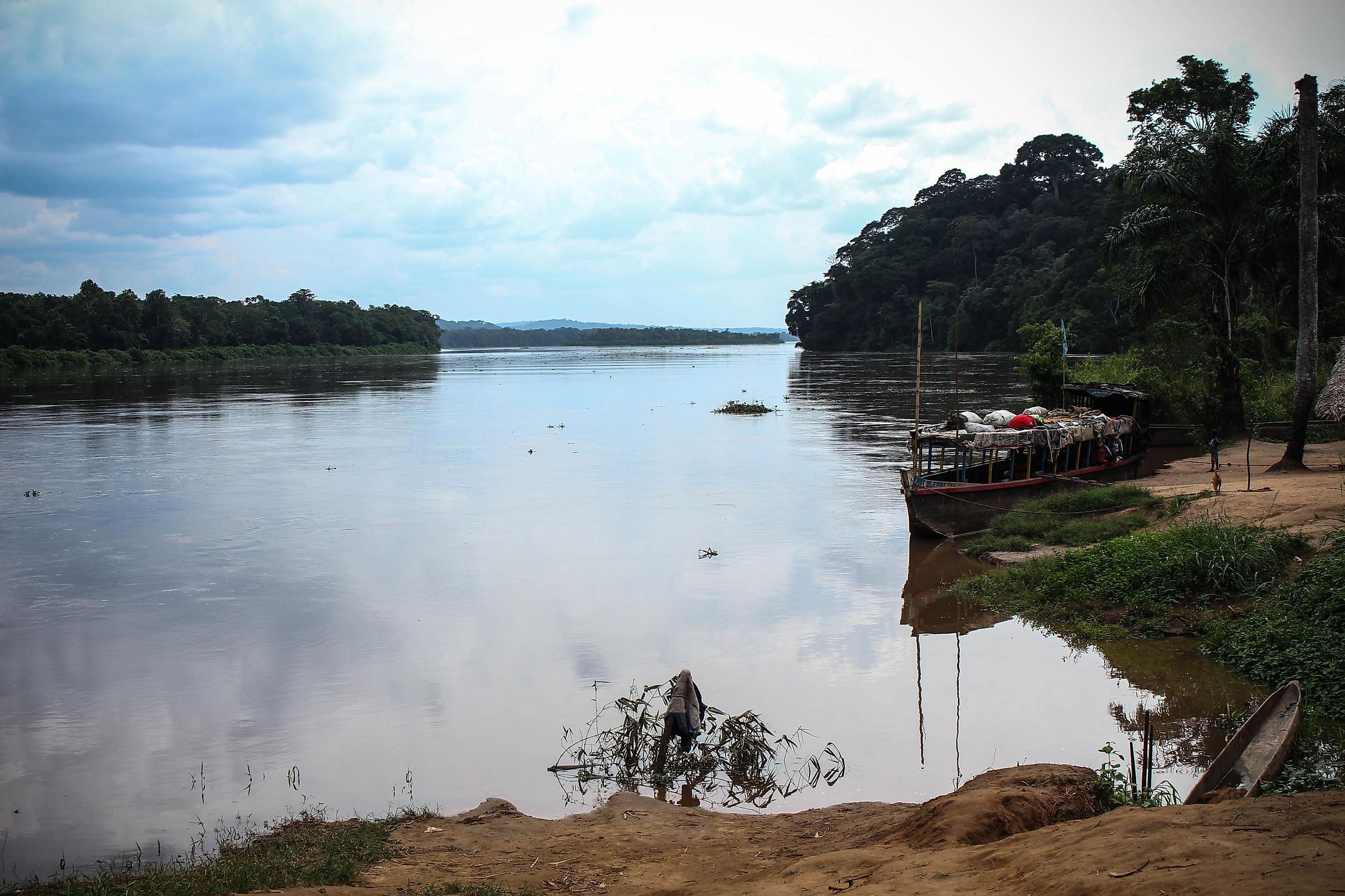 Crossing the Lulua river, a tributary of the Kasai River, in the Democratic Republic of Congo