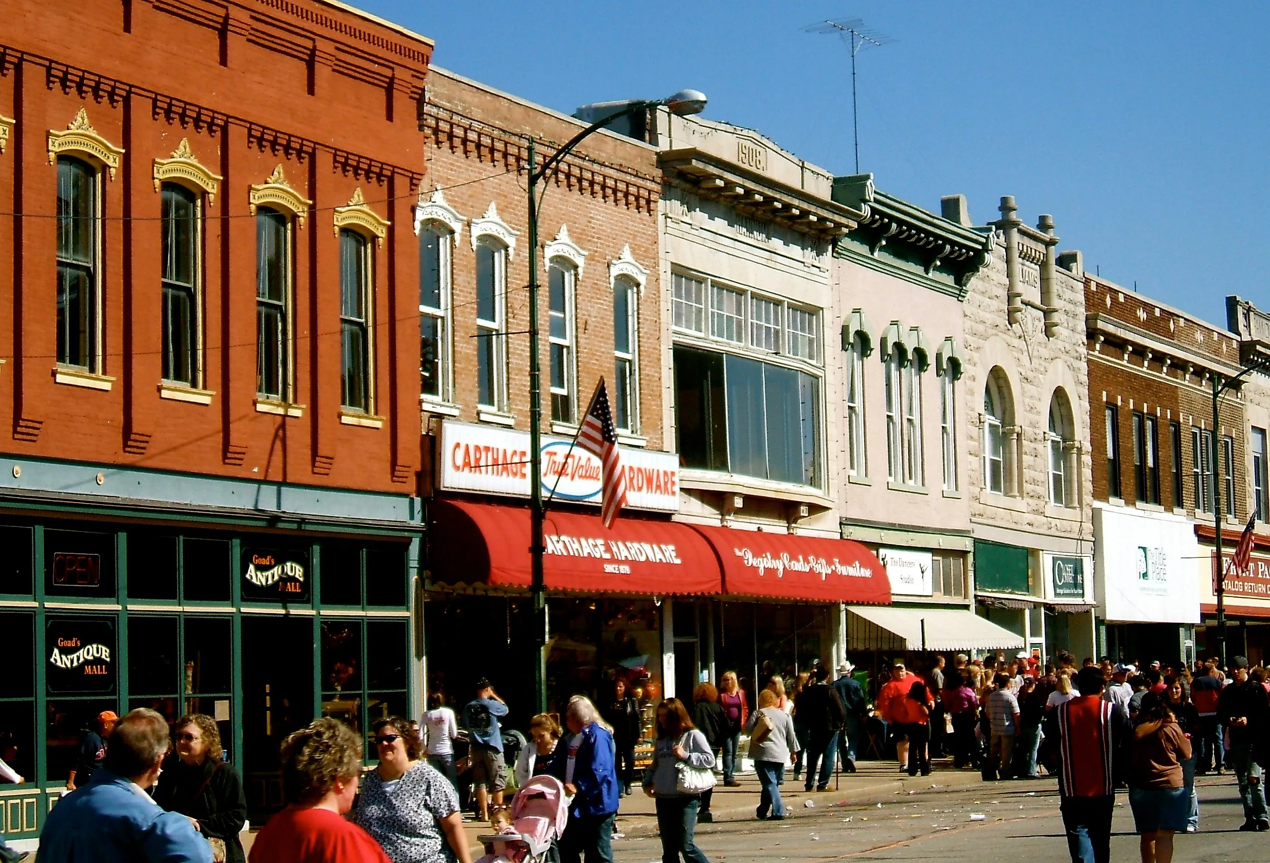 Carthage, Missouri Town Square. Image credit Maureen Didde from Kansas City, MO, USA, CC BY 2.0 <https://creativecommons.org/licenses/by/2.0>, via Wikimedia Commons
