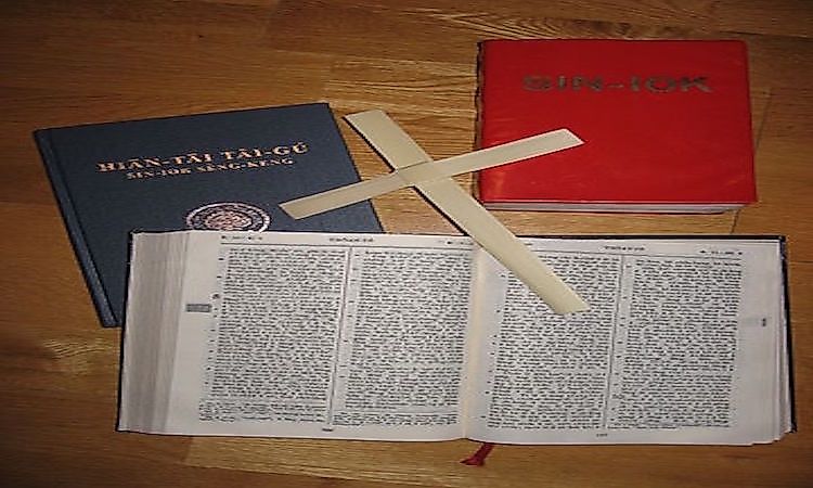A collection of translations of the Bible in Taiwanese. T