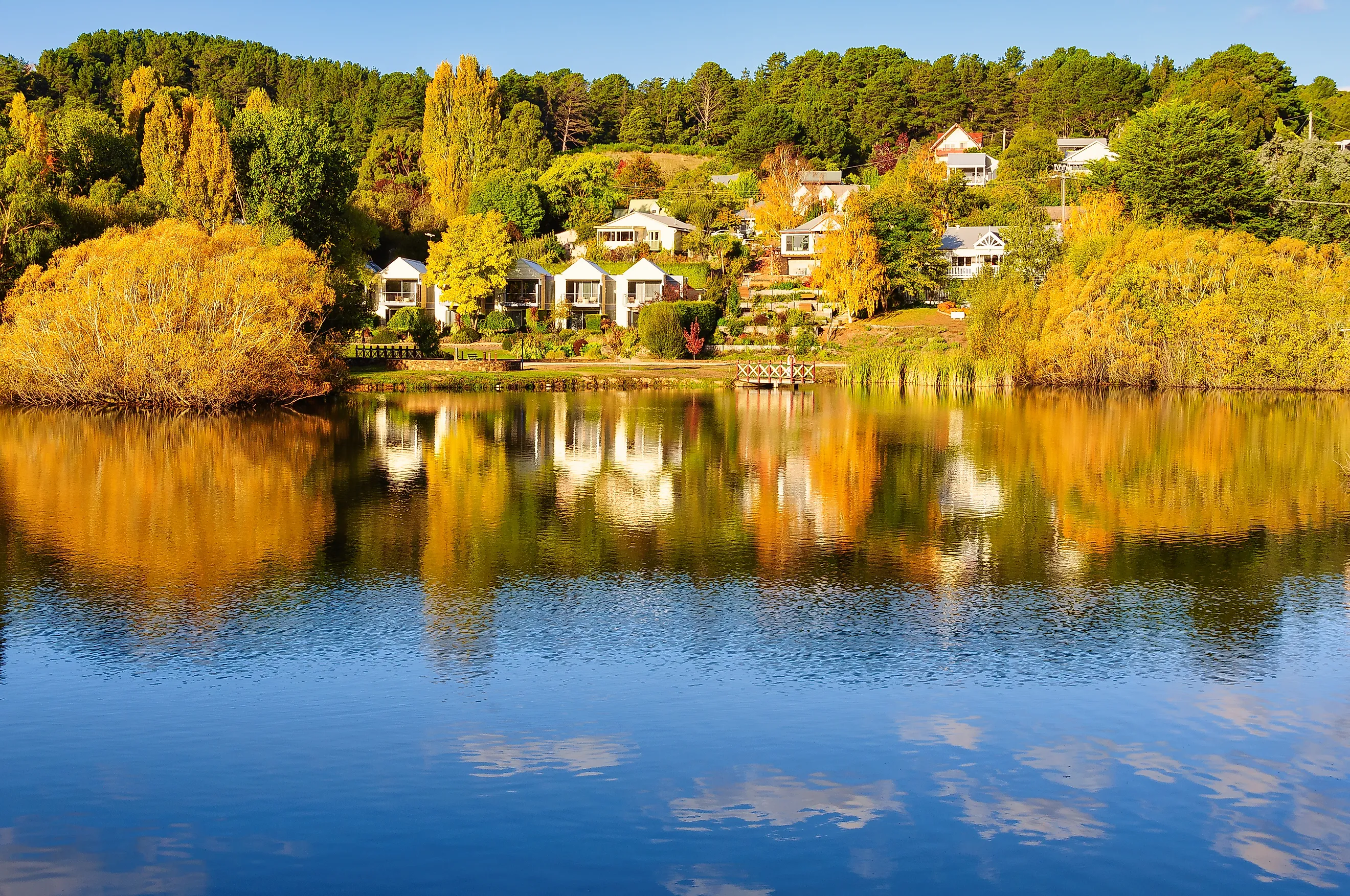 Scenic lakeside houses in the town of Daylesford, Victoria.