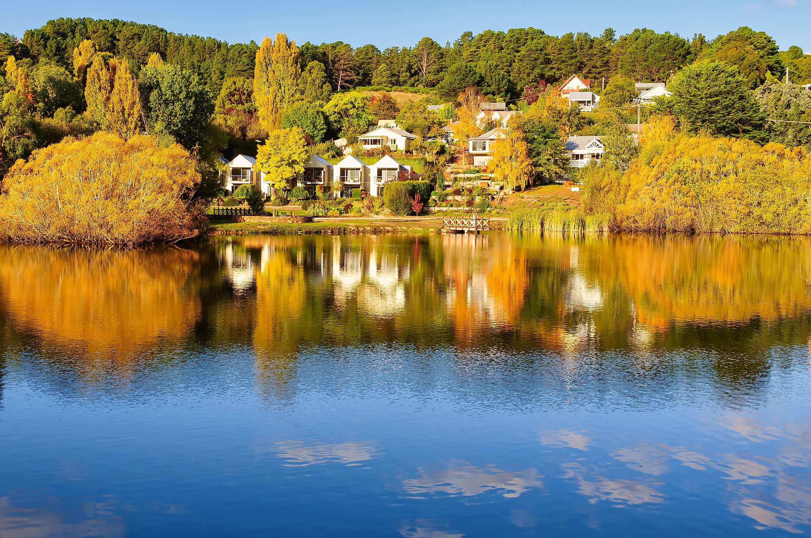 Scenic lakeside houses in the town of Daylesford, Victoria.