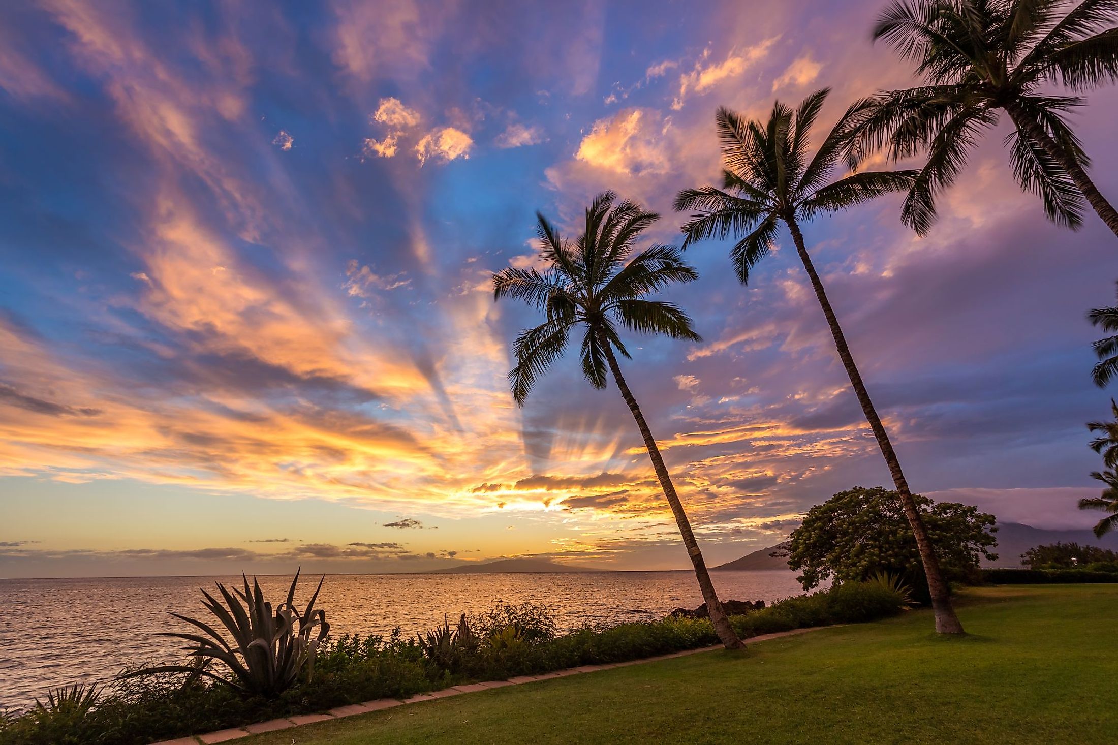 View of the magical Hawaiian sky from Kamaole Beach on the island of Maui, Hawaii. 