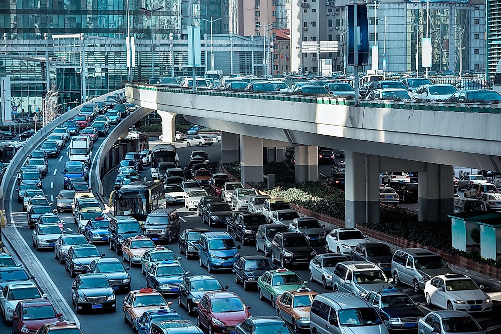 In many large cities, traffic congestion is a major problem.
