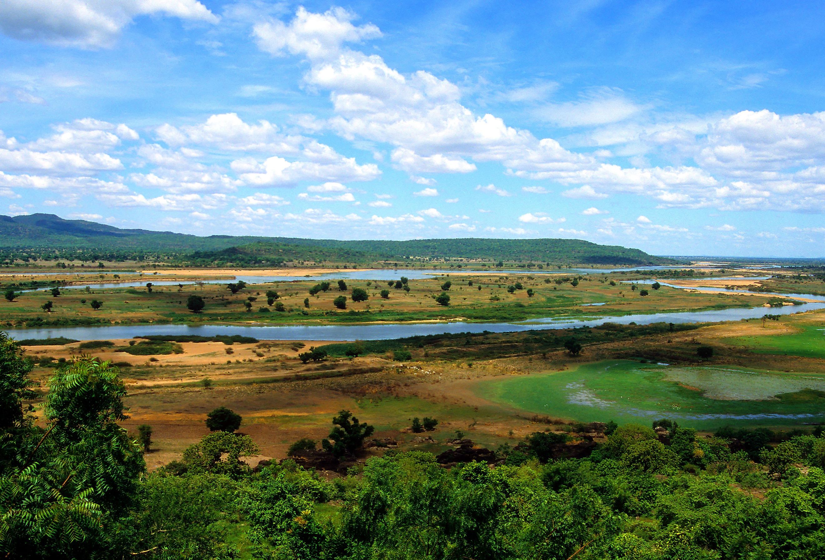 The River Benue as it passes through Adamawa State in N.E. Nigeria near Jimeta-Yola and close to the Cameroon border. Image credit Adamawa via Shutterstock.