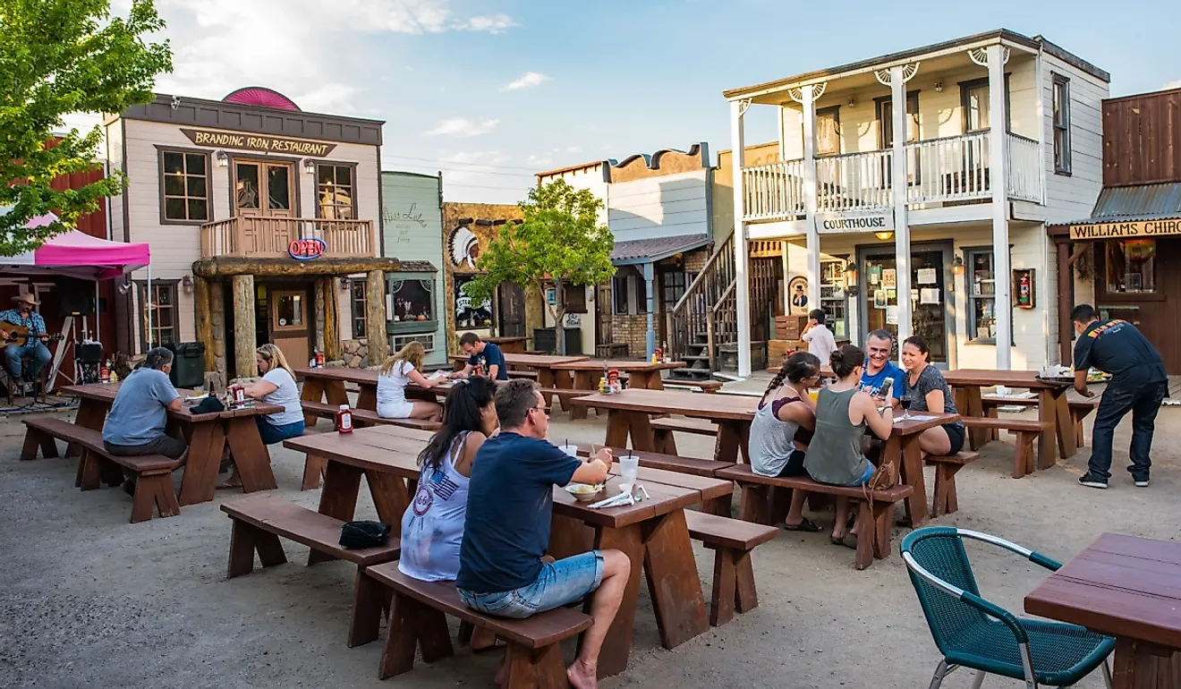 Outdoor dining in Williams, Arizona. Image credit: Michael Gordon via Shutterstock