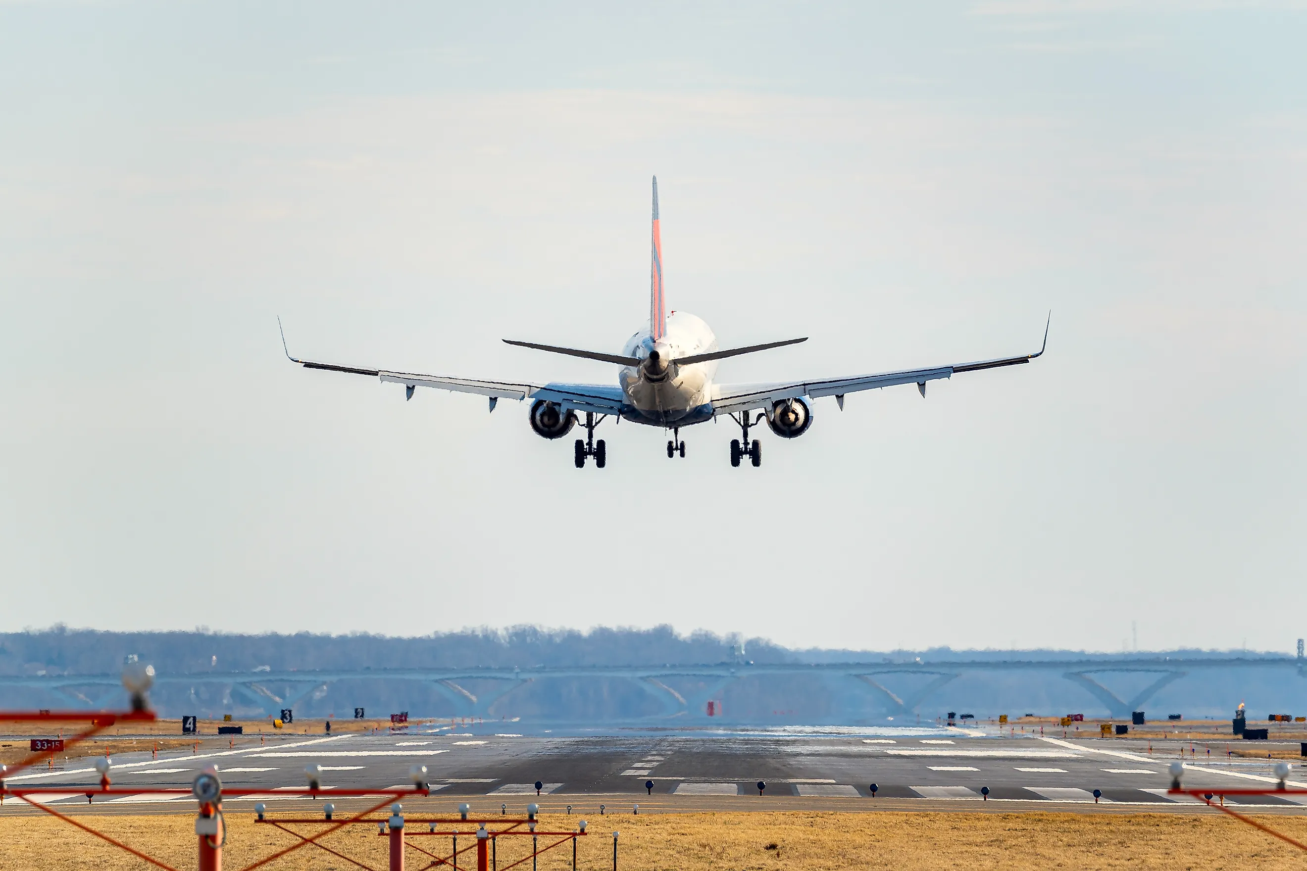 A Delta Air Lines aircraft approaches the runway for landing at Reagan National Airport on a clear day. Image credit: Eli Wilson / Shutterstock.com