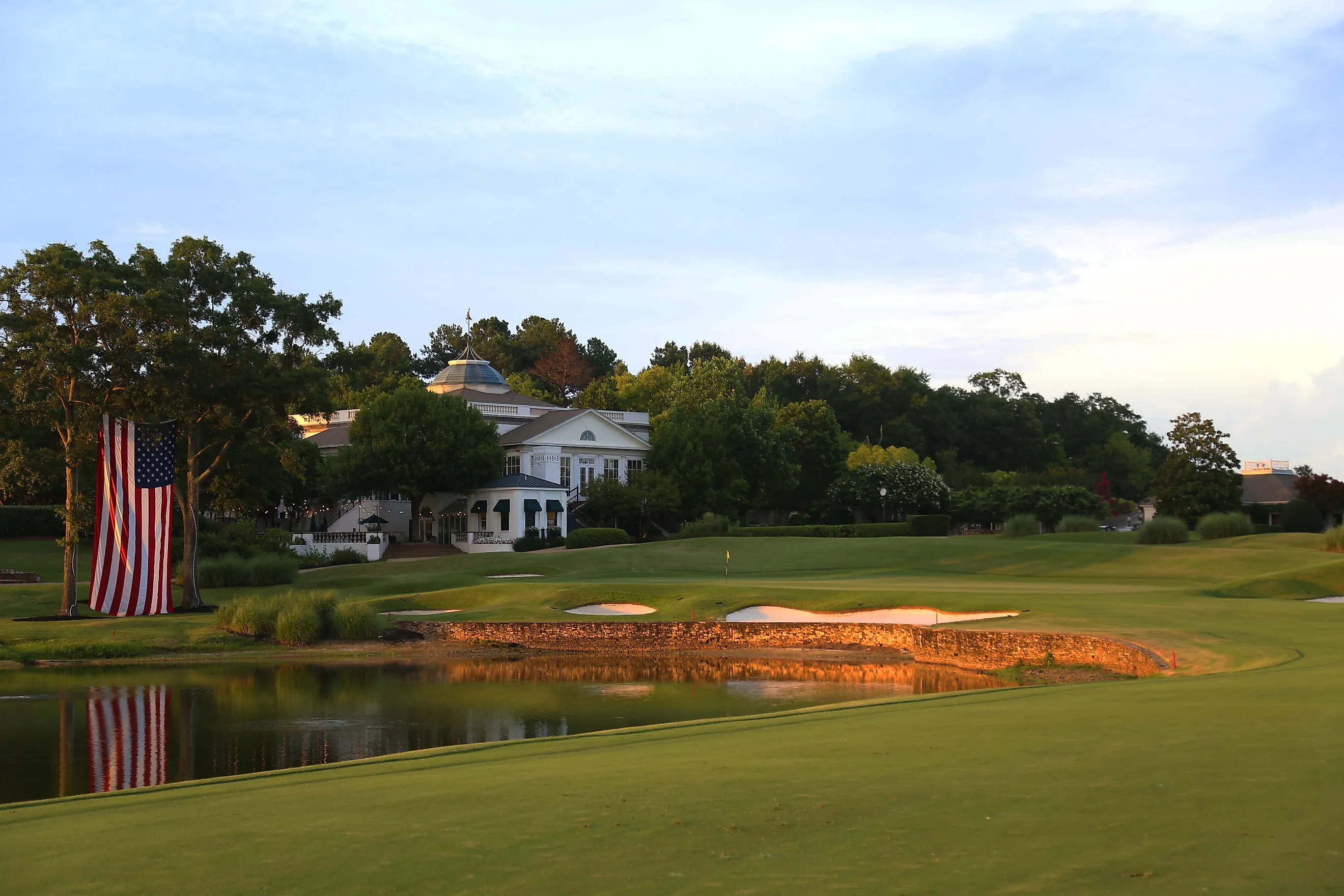 Old Waverly's 18th hole and clubhouse. By SouthernGrind, CC BY-SA 3.0, Wikimedia Commons.