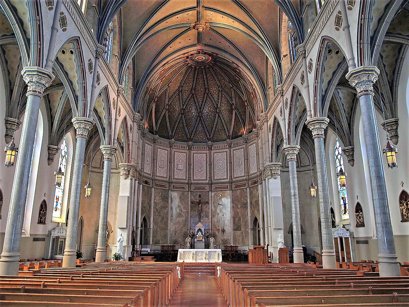 Interior of the Cathedral of Saint Paul in Birmingham, Alabama, by Chris Pruitt - Own work, CC BY-SA 3.0, Wikimedia Commons.