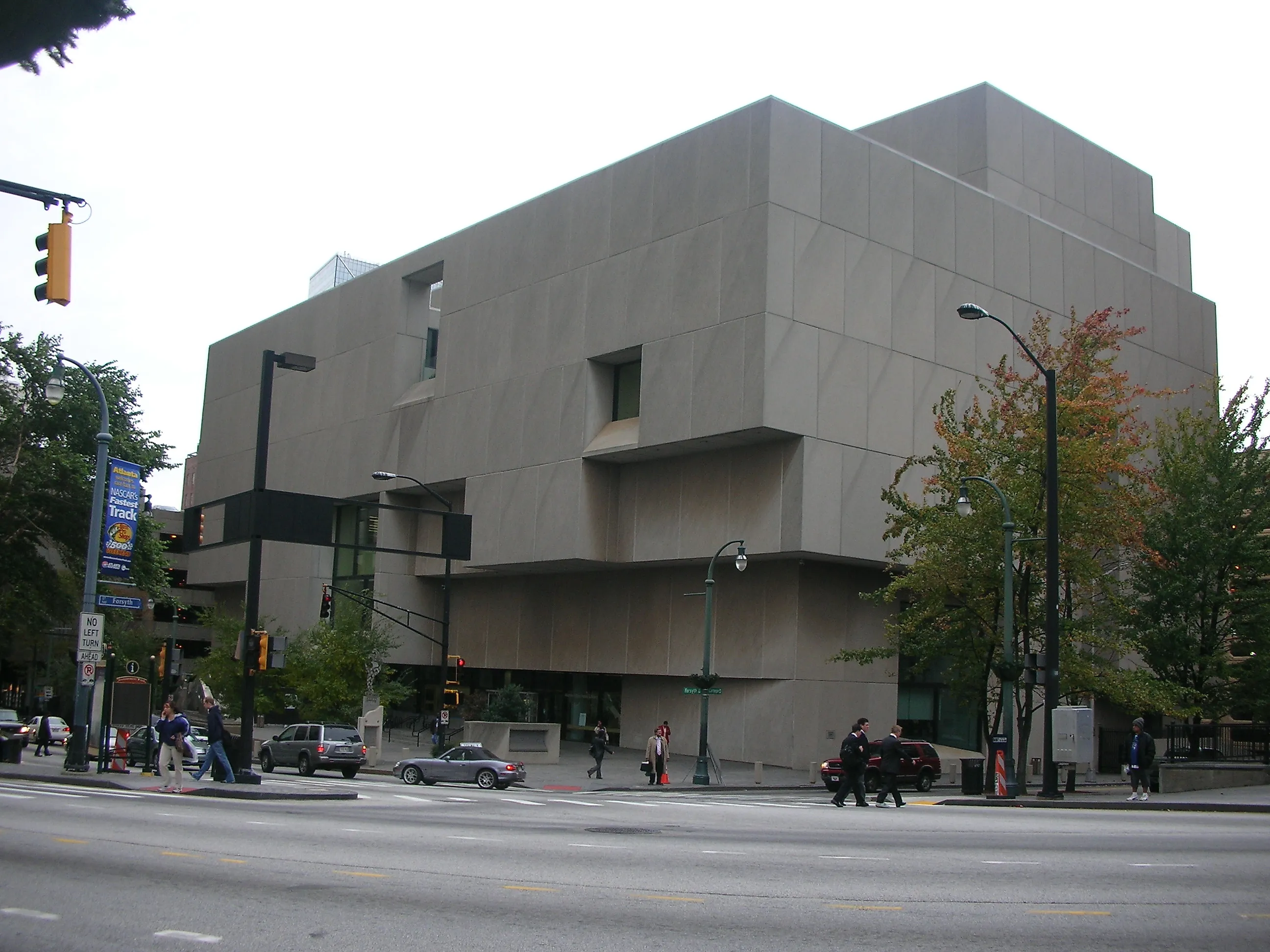 The Central Library in Atlanta, Georgia. By Atlantacitizen at the English-language Wikipedia, CC BY-SA 3.0, https://commons.wikimedia.org/w/index.php?curid=4801248