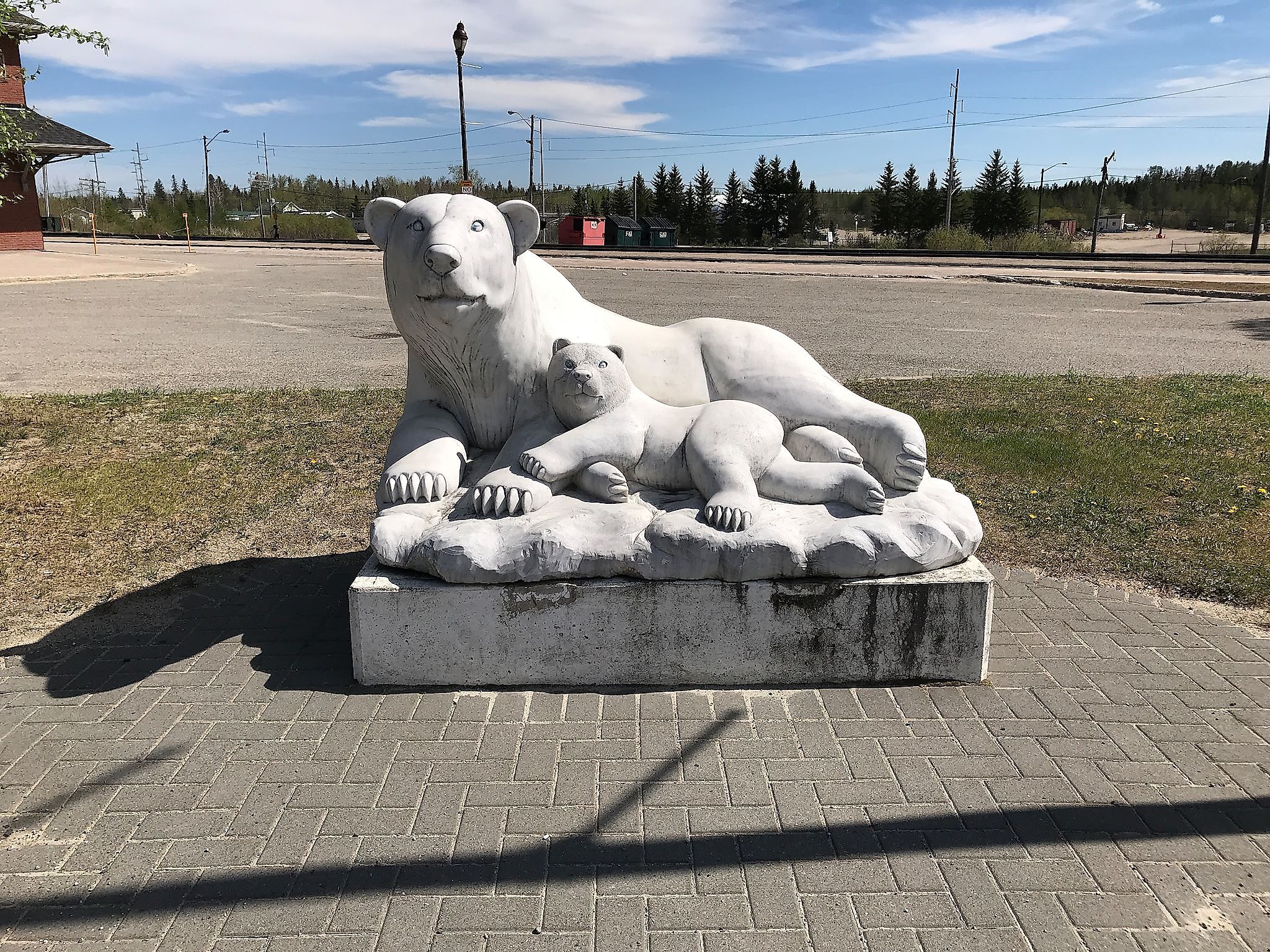 Polar bears statue in Cochrane, Ontario, By sf-dvs , CC BY 2.0, wikimedia