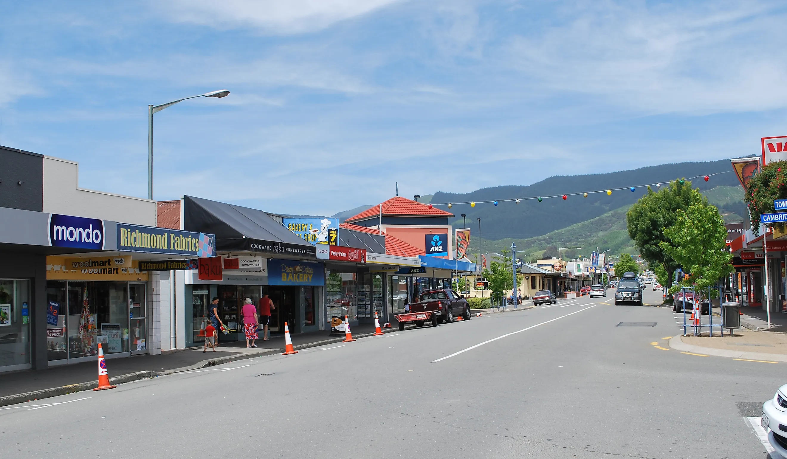 Queen Street, the main street of Richmond in New Zealand. By Mattinbgn (talk · contribs) - Own work, CC BY 3.0, https://commons.wikimedia.org/w/index.php?curid=17735271