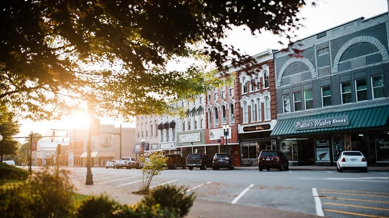 Downtown Paris, Tennessee. Editorial Credit: Cari Griffith, via tennesseerivervalleygeotourism.org.