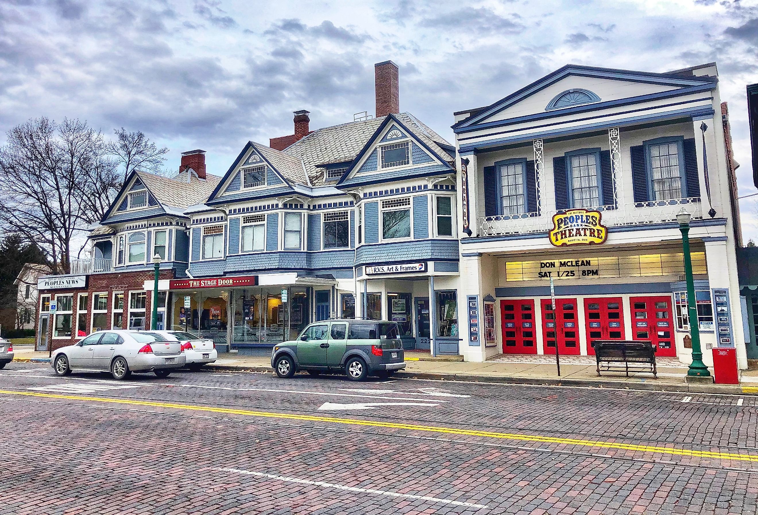 Downtown Marietta with cars parked at curb and the People’s Bank Theatre seen prominently. Image credit Wendy van Overstreet via Shutterstock