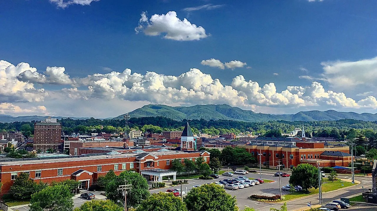 Johnson City Tennessee with Buffalo Mountain in the background. Image credit Mrgriffter via Creative Commons