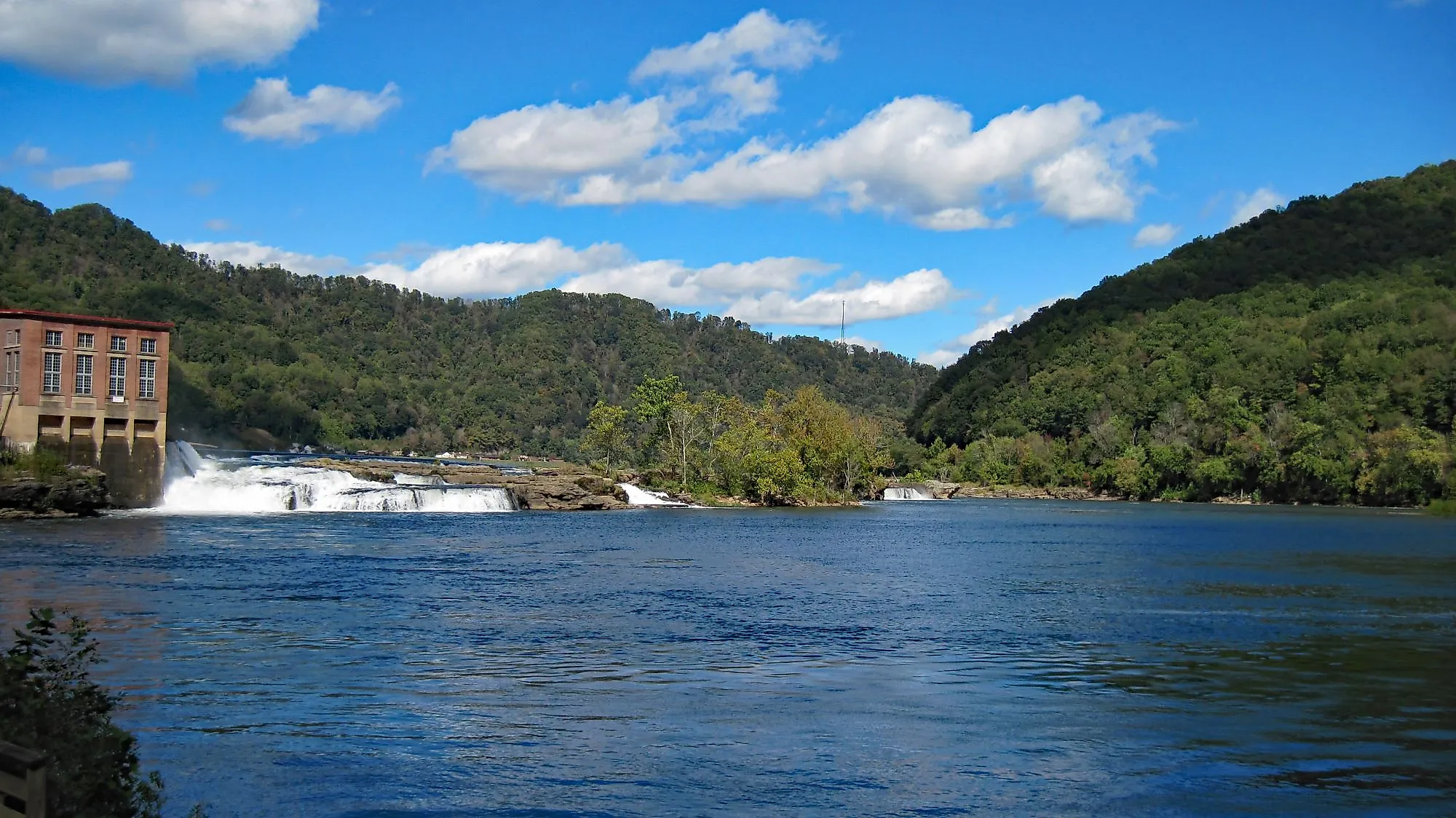 Kanawha Falls on the Kanawha River near town of Glen Ferris on US 60 in West Virginia.