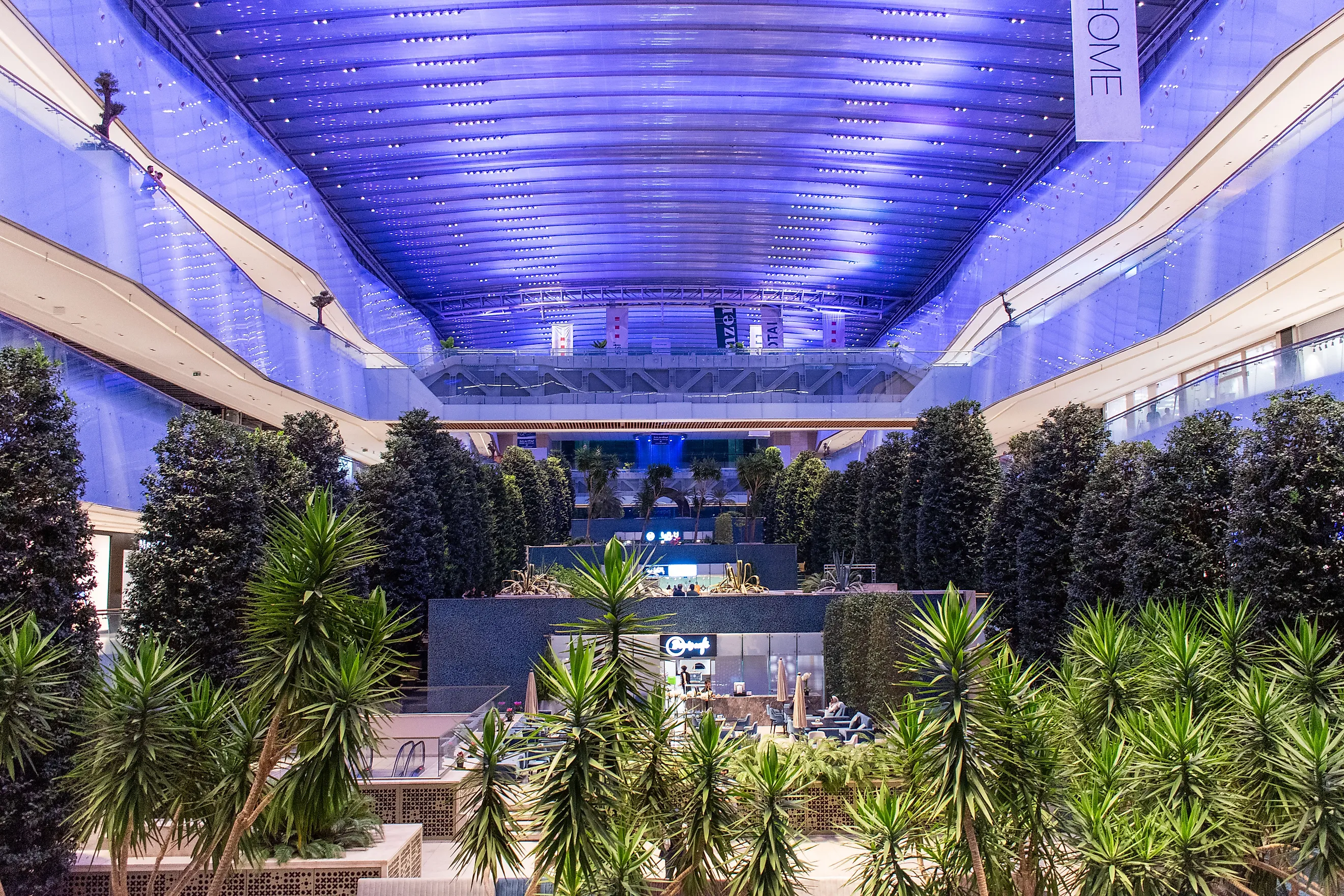 Iran Mall, Téhéran. Credit: ZarlokX, CC BY-SA 4.0 <https://creativecommons.org/licenses/by-sa/4.0>, via Wikimedia Commons