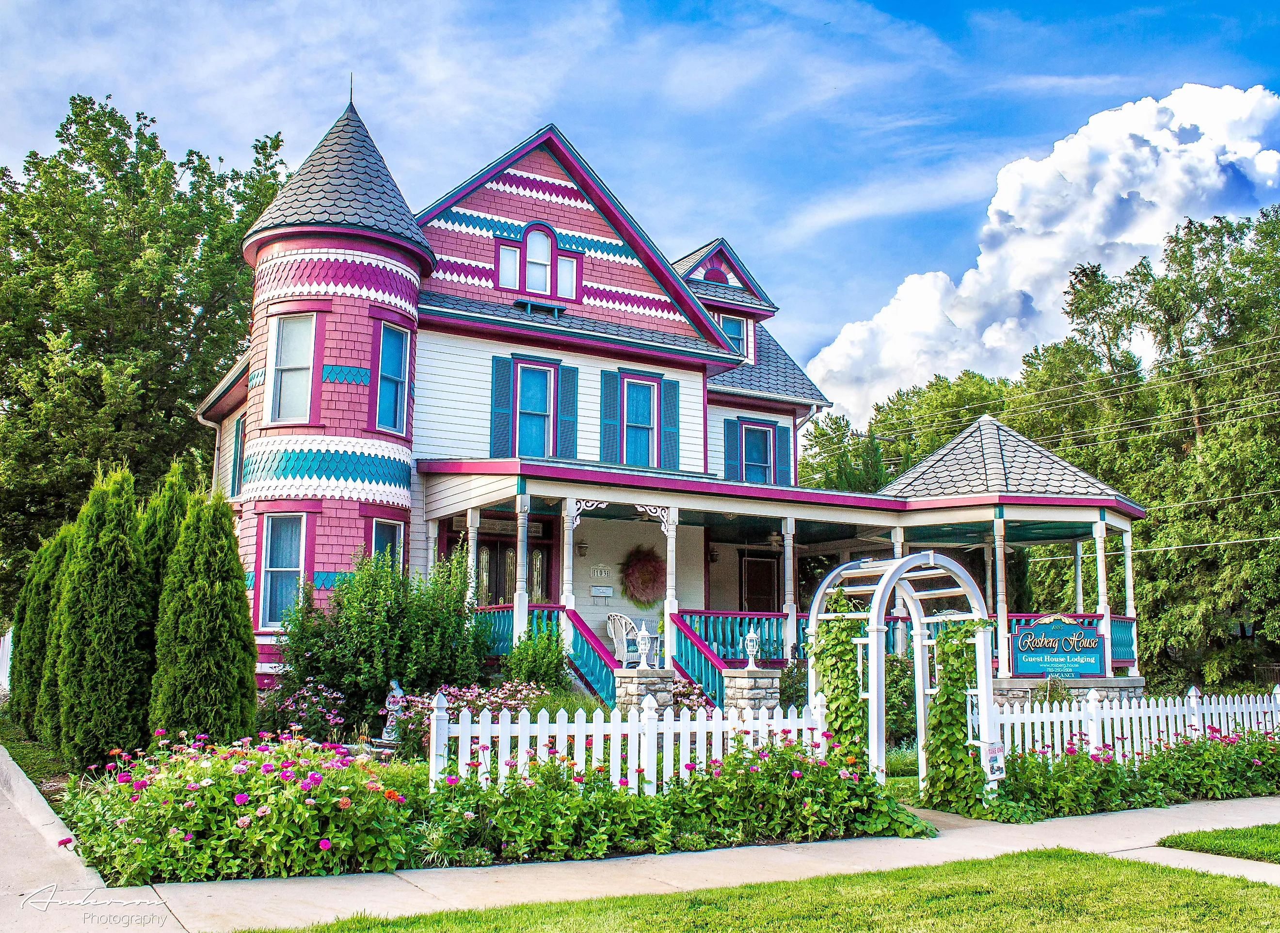 The Rosberg House Bed & Breakfast in Lindsborg, Kansas. (Image credit Lindsborg, CC BY-SA 4.0, Wikimedia Commons.)