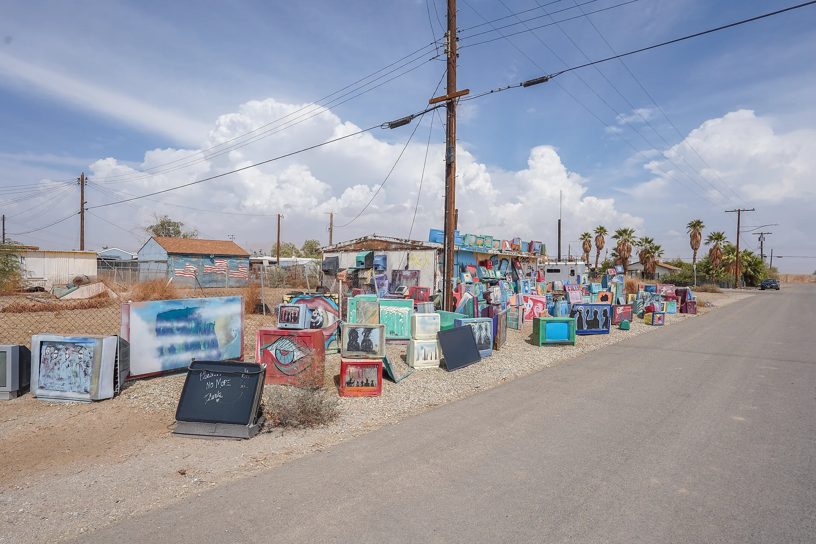 : Abandoned city of Bombay beach along the Salton sea in the Sonoran desert. Editorial credit: WildSnap / Shutterstock.com