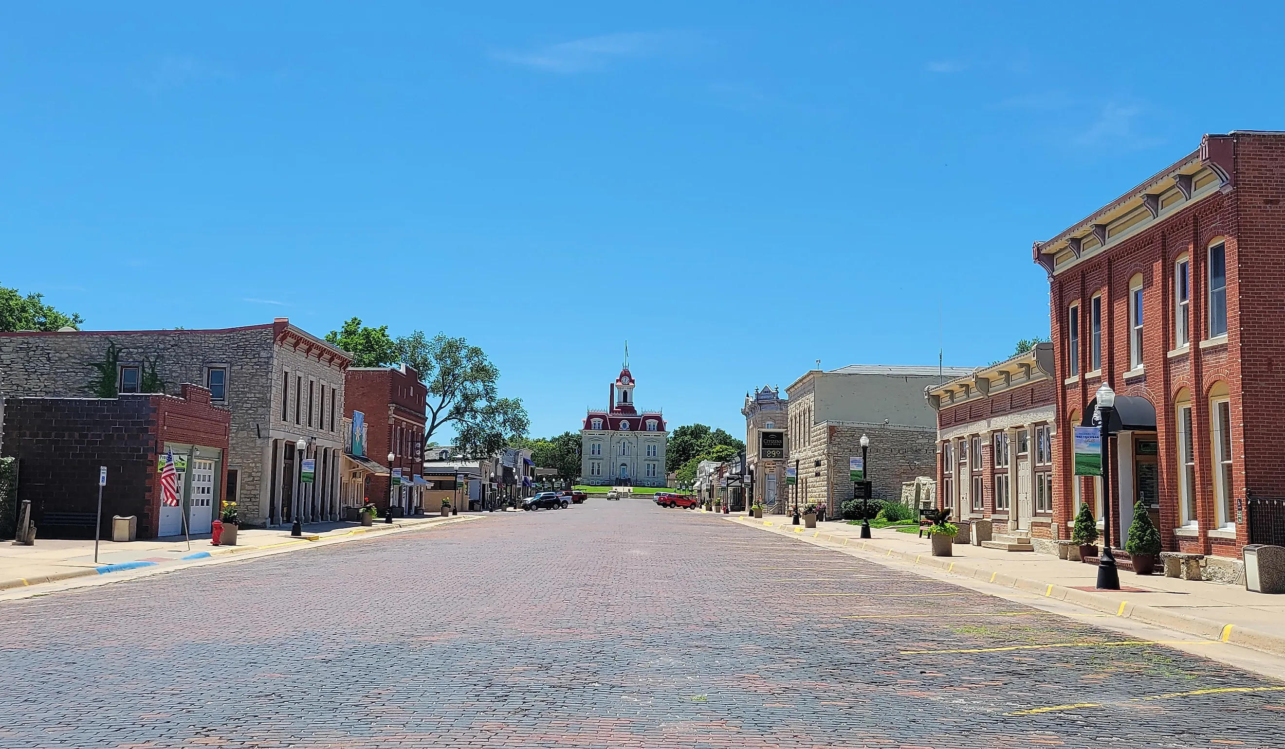 Downtown Cottonwood Falls, Kansas. By RuralResurrection, CC BY 4.0, Wikimedia Commons
