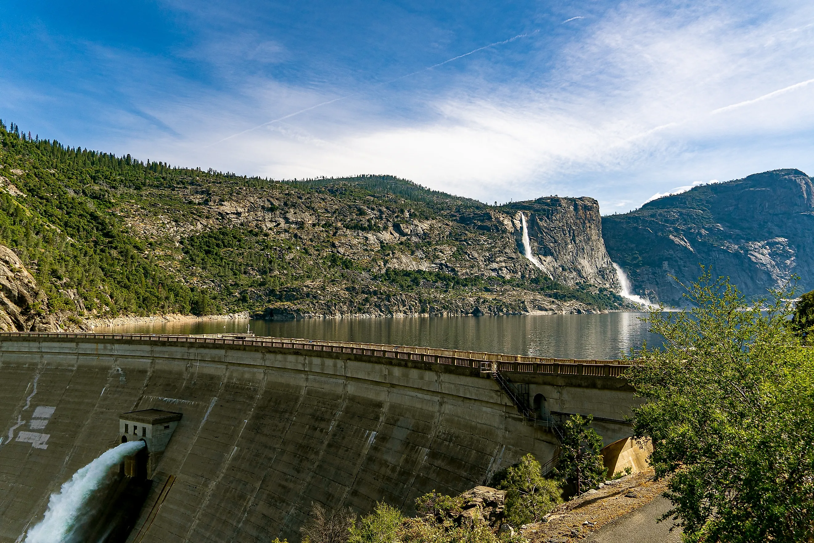 A beautiful panoramic view of the O’Shaughnessy Dam Aqueduct and Hetch Hetchy Reservoir in Yosemite