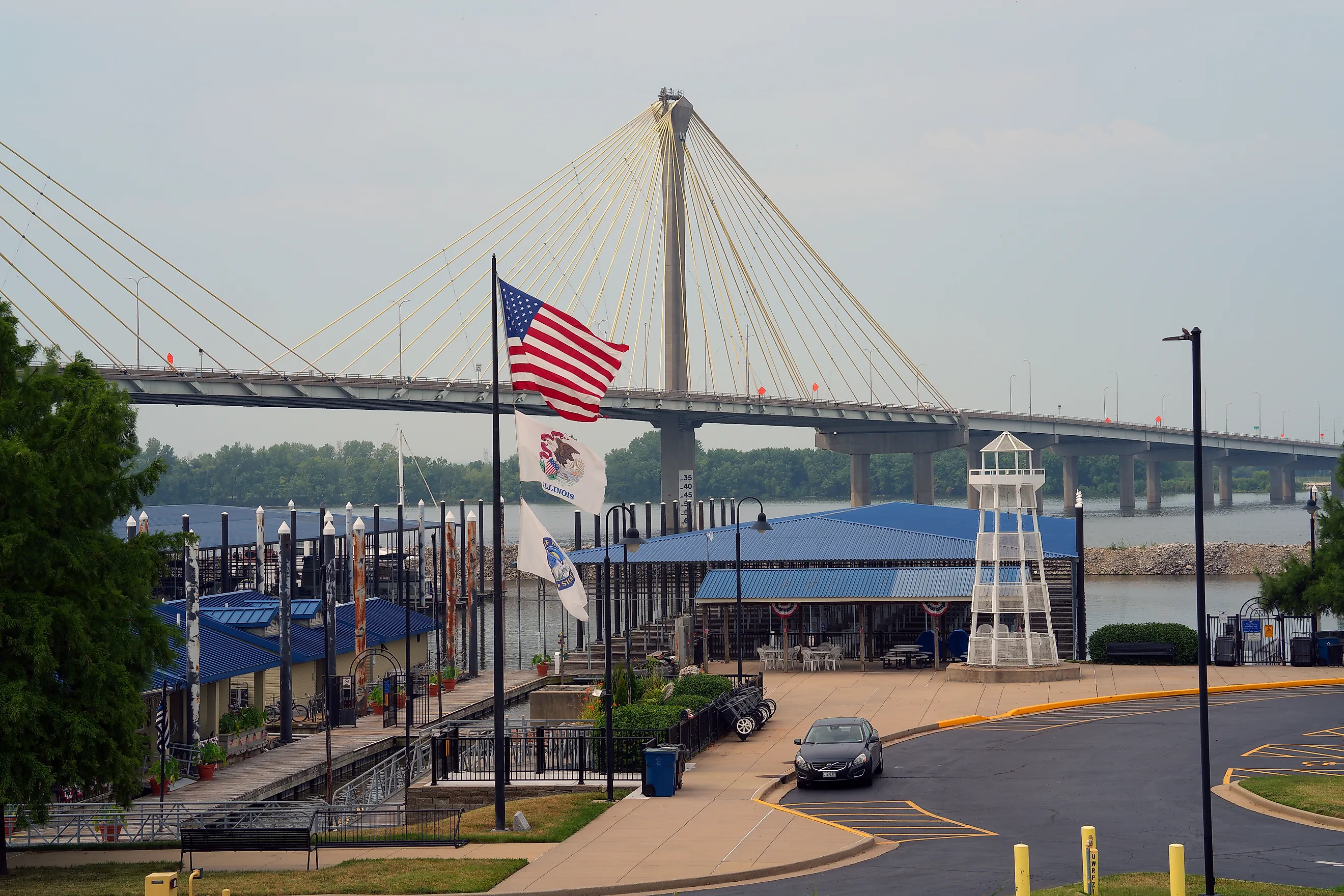 View of bridge crossing Mississippi River in Alton, Illinois. Image credit: Fsendek / Shutterstock.com