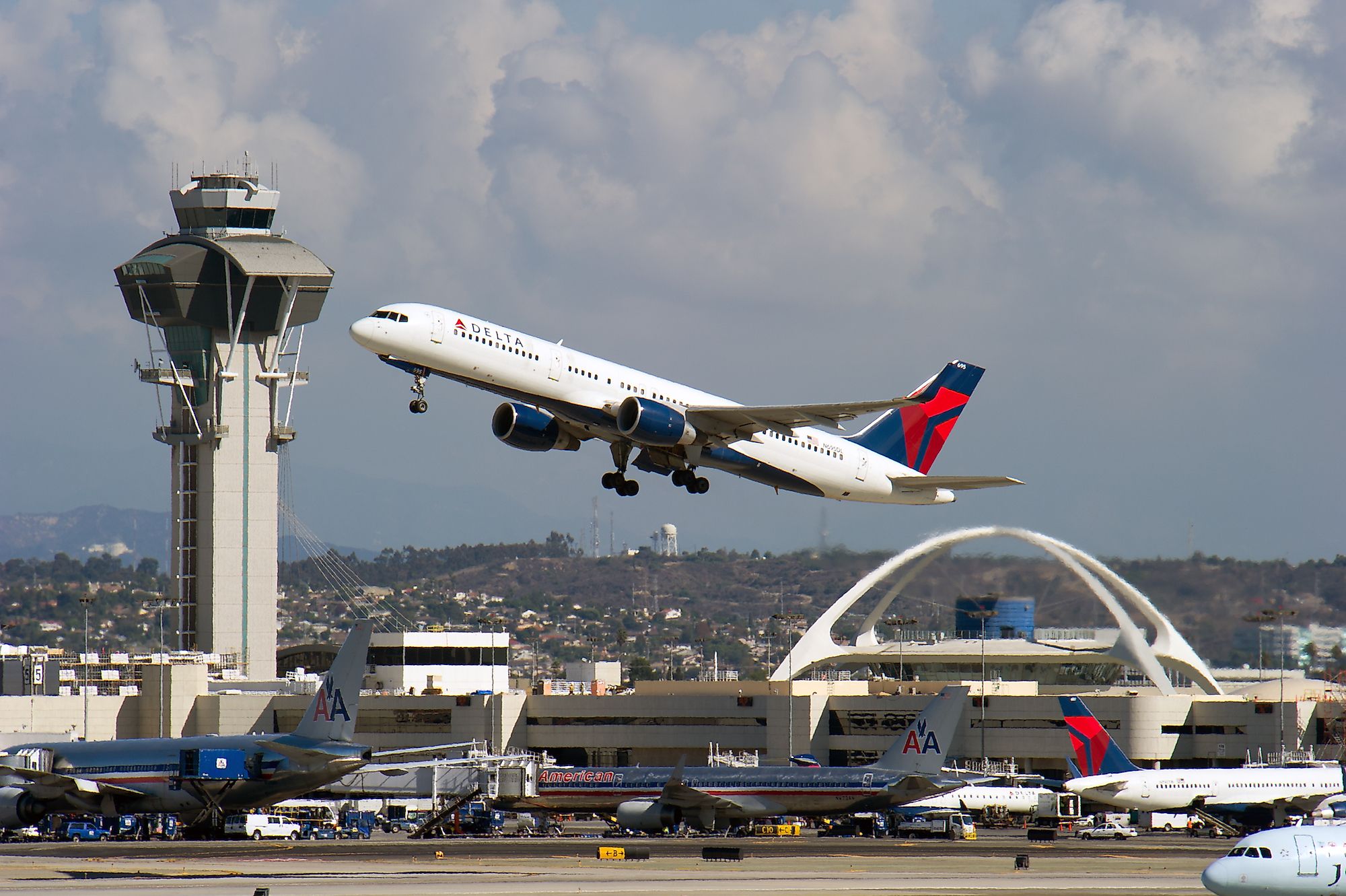 A Delta Airlines passenger jet takes off from Los Angeles International Airport in Los Angeles, CA. Image credit: Christopher Halloran/Shutterstock.com