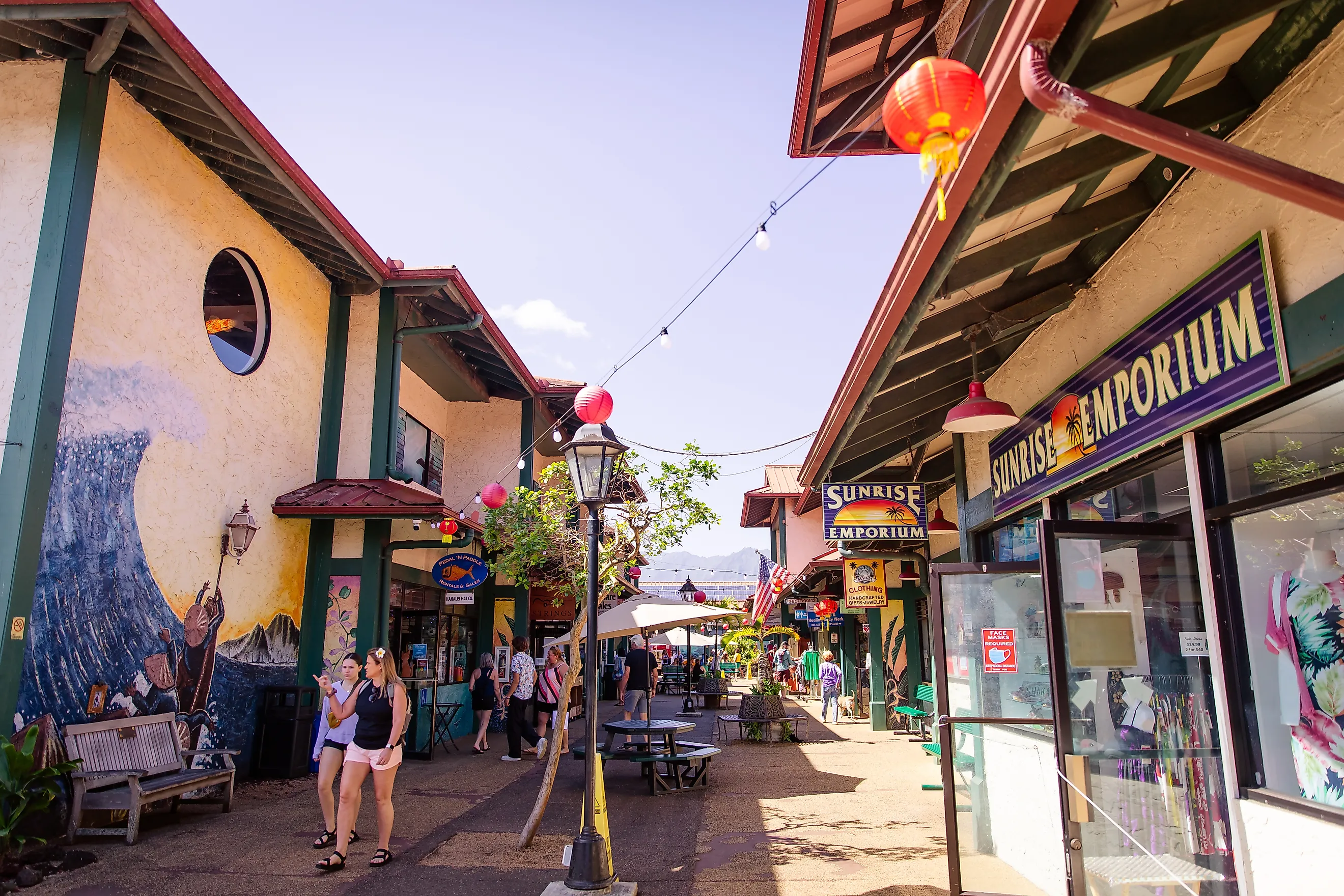 Crowded walkways with shops and restaurants in Hanelai, Hawaii. Image by bluestork via Shutterstock.