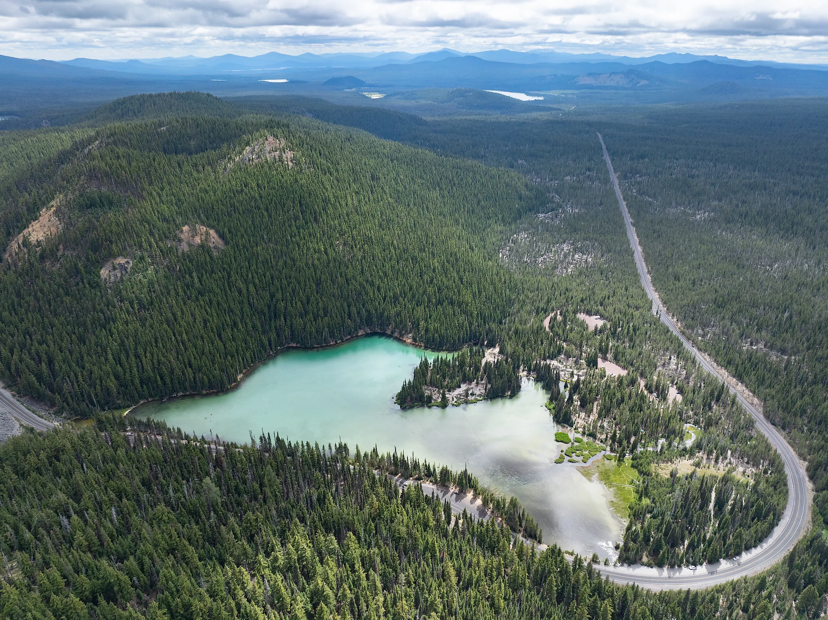 The Cascade Lakes Scenic Byway winds through the Deschutes National Forest in central Oregon. (Credit: Ethan Daniels via Shutterstock)