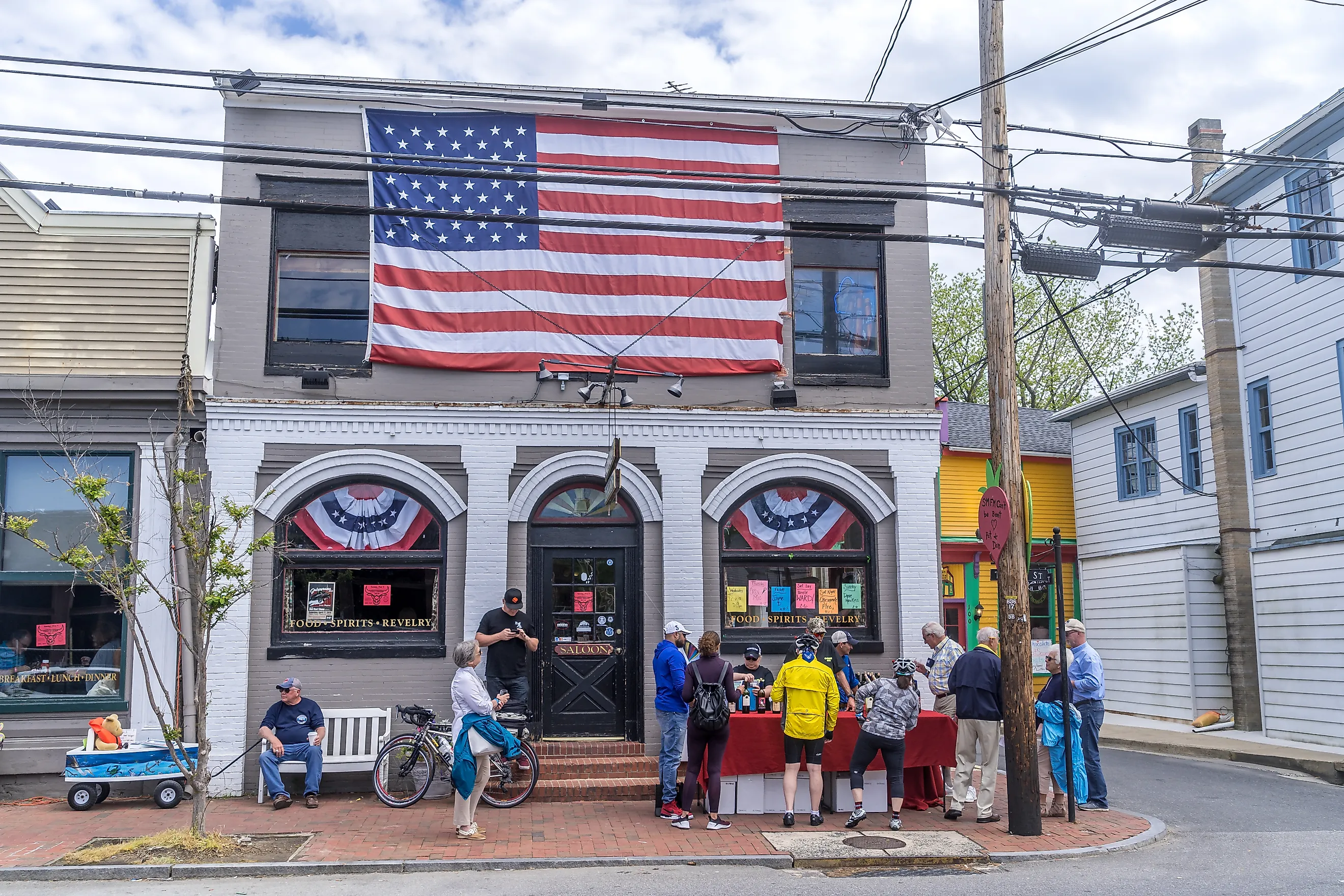 People enjoying wine in St. Michaels, Maryland. Editorial credit: tokar / Shutterstock.com