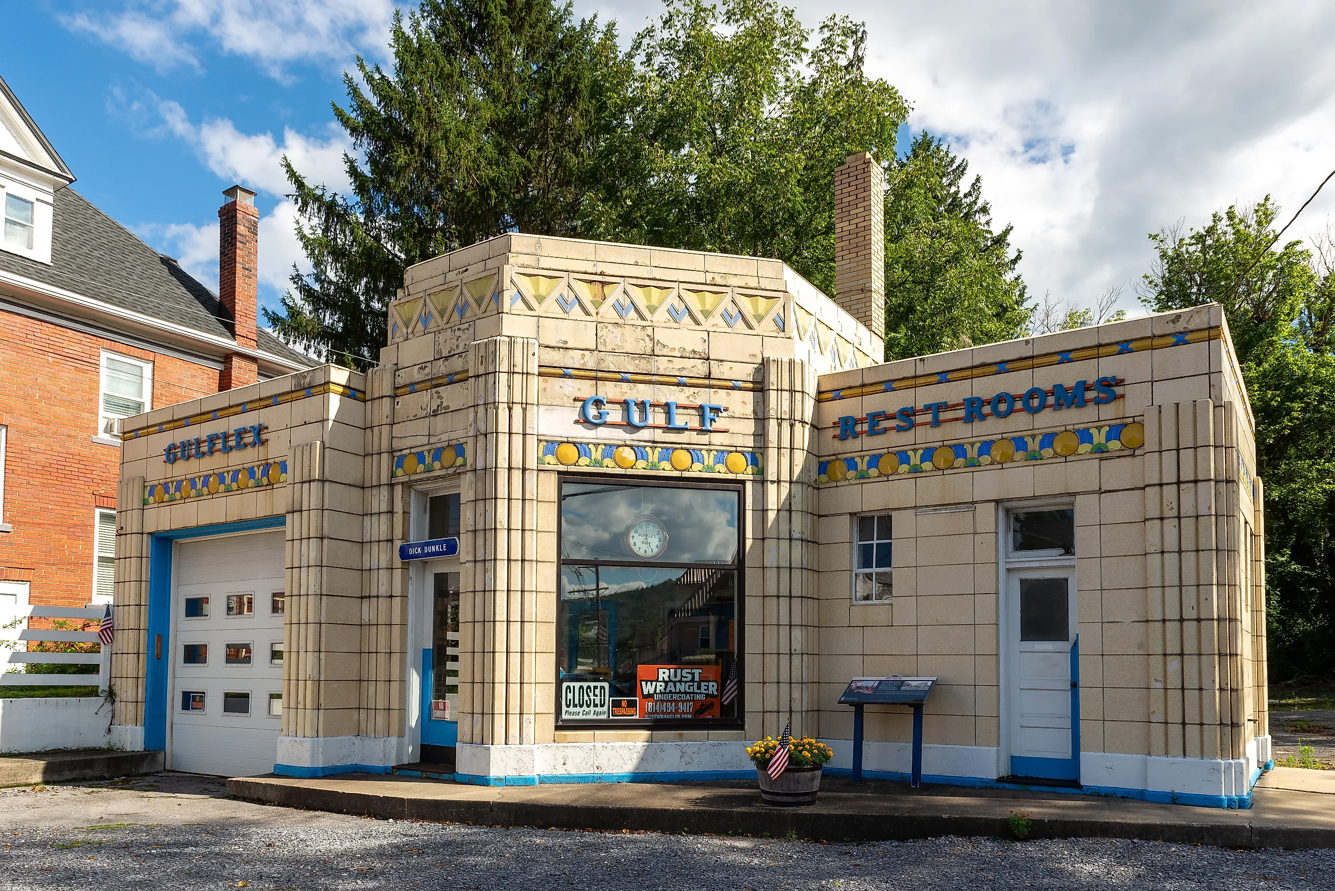 The Dunkle Gulf Station in Bedford Pennsylvania on the Lincoln Highway repress the 1933 Art Deco style of Americana style downtowns. Editorial credit: Nicola Patterson / Shutterstock.com