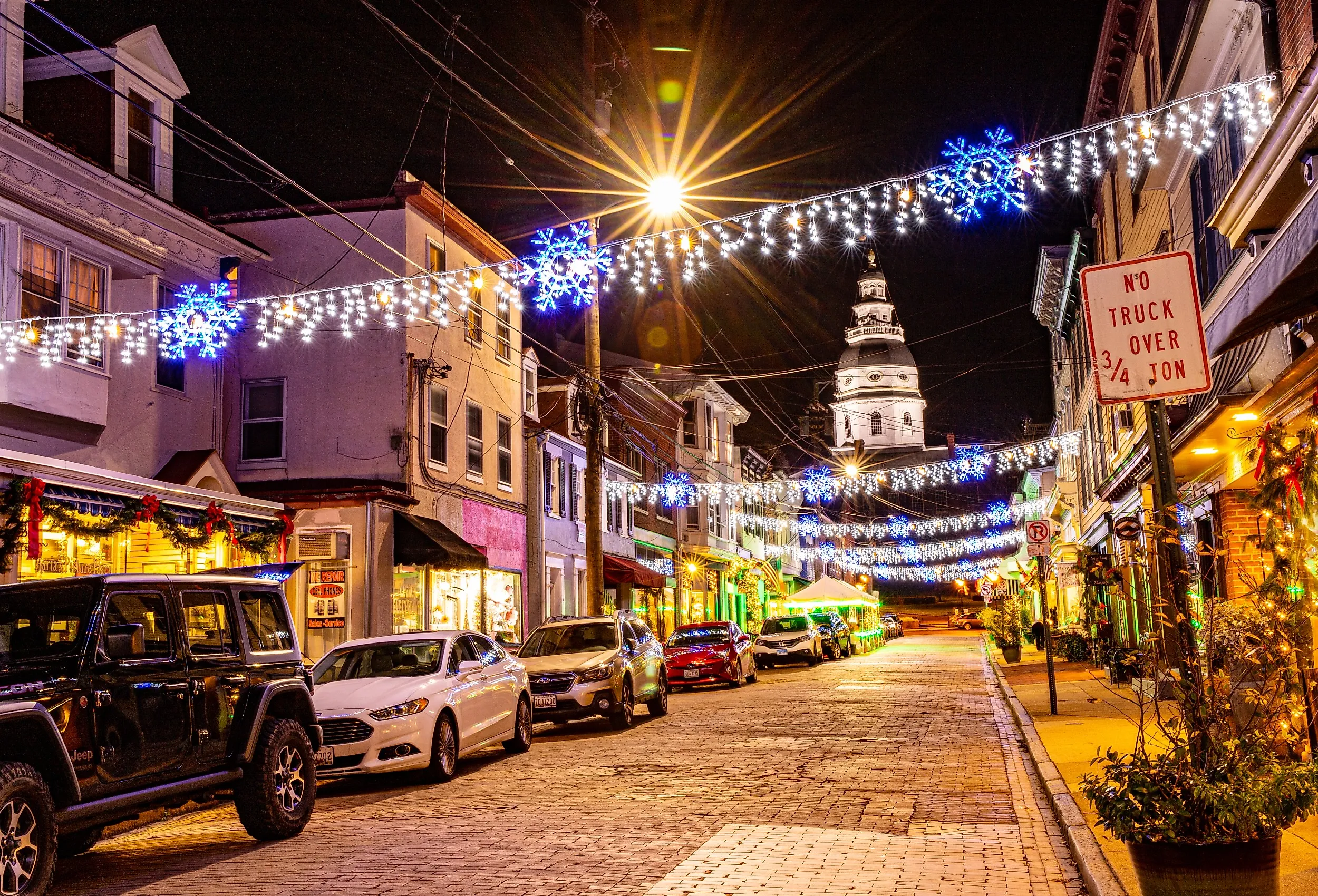 Holiday lights on Maryland Avenue in Annapolis, Maryland. Image credit Yvonne Navalaney via Shutterstock