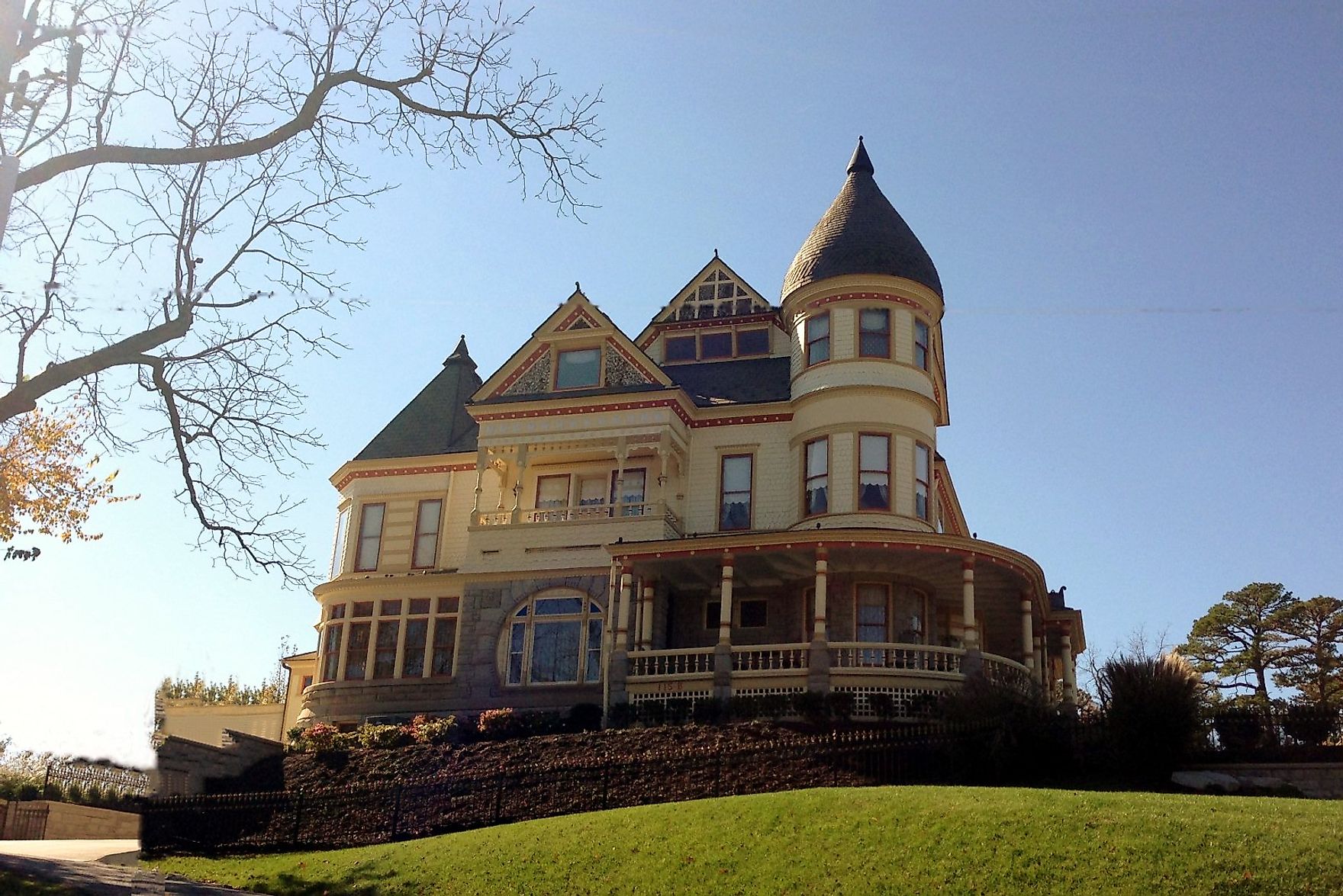Queen Anne Mansion in Eureka Springs, Arkansas. Image credit Brad Holt, CC BY 2.0 <https://creativecommons.org/licenses/by/2.0>, via Wikimedia Commons