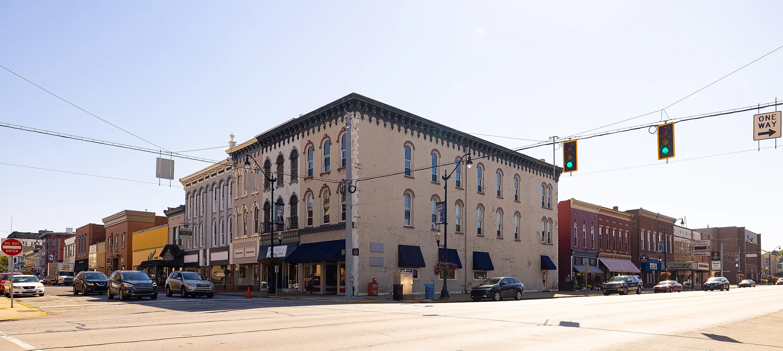 The business district on Washington Street and Main Street in Crawfordsville, Indiana. Editorial credit: Roberto Galan / Shutterstock.com