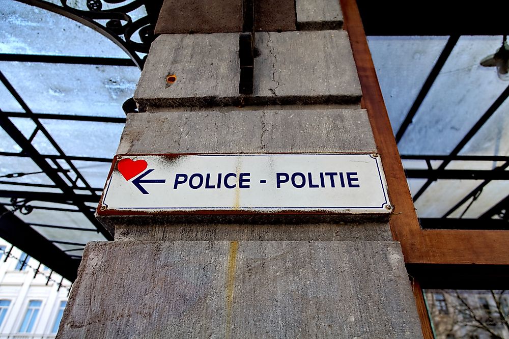 A bilingual French-Dutch sign in Brussels. Editorial credit: Bruno Bleu / Shutterstock.com.