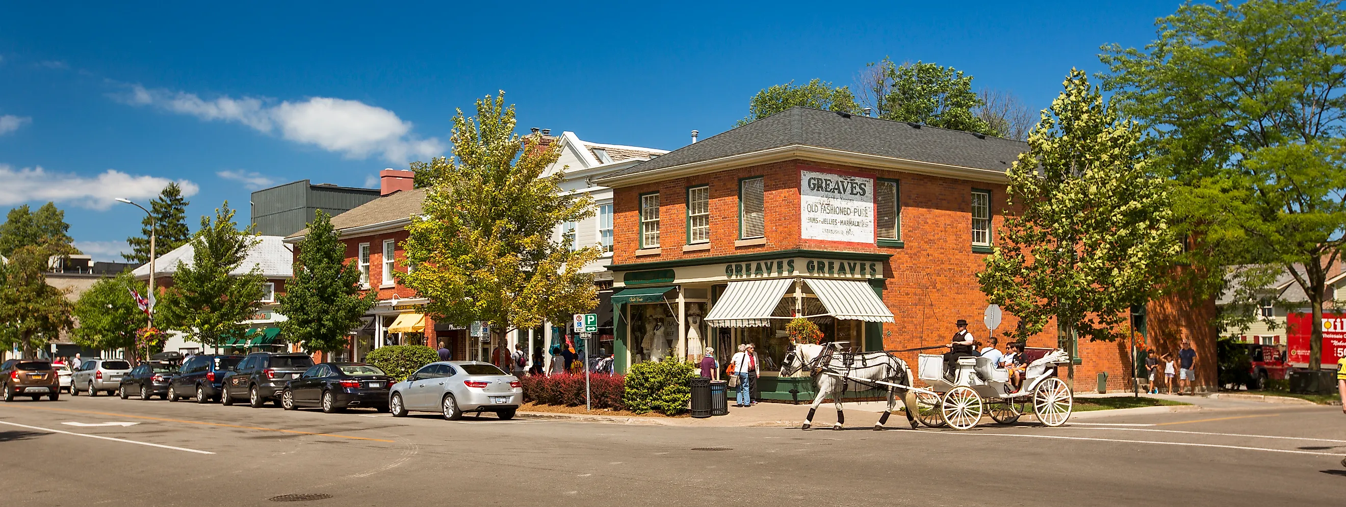The main tourist district along Queen Street in Niagara on the lake.